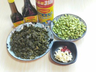 5、厨房挑战＋素菜＋雪菜炒毛豆,蒜去皮切碎。辣椒碎碎，