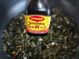 8、厨房挑战＋素菜＋雪菜炒毛豆,加入生抽。