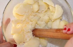 4、炸虾马铃薯混血可乐饼,将土豆切块,放入蒸锅蒸熟(土豆切块容易很快的熟)放入碗里捣成泥,如果很喜欢土豆的口感,也不必捣的很碎