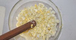 6、炸虾马铃薯混血可乐饼,将切好的鸡蛋碎放入土豆泥里