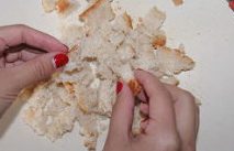 7、炸虾马铃薯混血可乐饼,普通的土司面包2片,撕碎