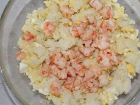 9、炸虾马铃薯混血可乐饼,将晾凉的虾与土豆泥和鸡蛋混合,放入盐和黑胡椒,用筷子拌一下就ok啦