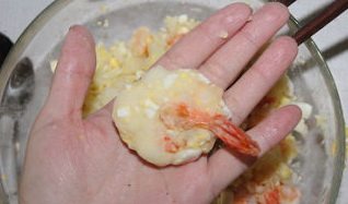 10、炸虾马铃薯混血可乐饼,要定型了,拿起一小团,然后把虾尾压进去,调整形状就好了