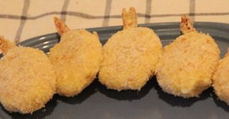 14、炸虾马铃薯混血可乐饼,这是我做好的形状,稍微调整并压扁一些