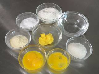 1、布丁水果派,将以上配料称量备好待用；注明一下：A部分为“派皮”部分、B部分为“布丁水”部分、C部分为“装饰辅料”