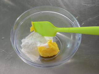 2、布丁水果派,先将黄油、糖粉混合搅拌均匀；