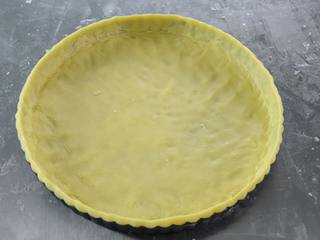 6、布丁水果派,把擀好的派皮均匀的放入派模中，派皮表面用针轮打孔；