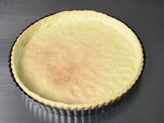 8、布丁水果派,当派皮表面呈金黄色后，即可出炉，放至台面冷却待用；