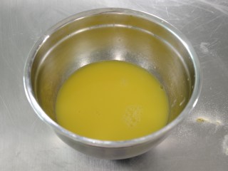 11、布丁水果派,用筛子将布丁水过筛待用；