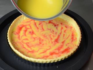 12、布丁水果派,冷却的派体底部抹上草莓酱，倒上布丁水，装至八成满即可放入冰箱冷藏；