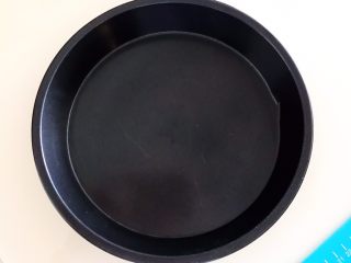 17、芝士榴莲饼,取一个8寸的不粘烤盘