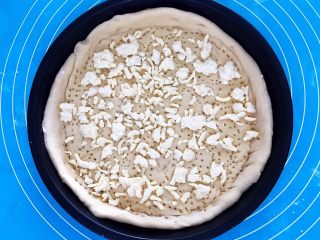 20、芝士榴莲饼,在饼坯上面均匀的撒上一层芝士碎