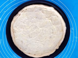 21、芝士榴莲饼,再把所有的榴莲果肉泥均匀的抹在饼坯上面