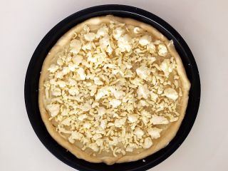 22、芝士榴莲饼,在榴莲上面再均匀的撒上一层芝士碎