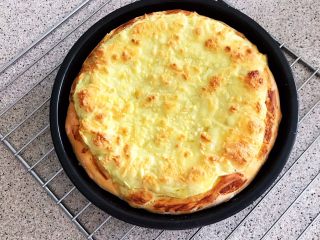 25、芝士榴莲饼,芝士榴莲饼烤好出炉了，满屋都飘散着浓郁的榴莲味道，好香啊～