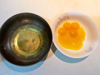 2、酸奶蛋糕,把蛋清与蛋白分离