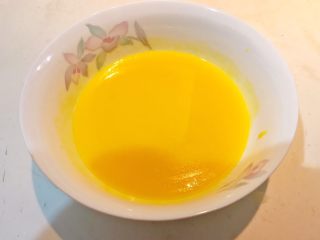 5、酸奶蛋糕,充分调匀，让蛋黄和玉米油融合在一起