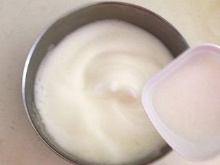 14、酸奶蛋糕,继续打发至细腻泡沫，再加入1/2白砂糖