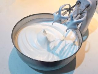16、酸奶蛋糕,继续打发至硬性泡沫，提起打蛋器呈现小尖角即可