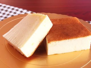 31、酸奶蛋糕,把酸奶蛋糕切成小块就可以吃了~