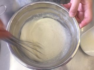 5、榴莲千层,用蛋抽将面糊混合均匀