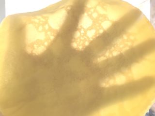 10、榴莲千层,面糊根据自己实际情况来取量，不可太多，这样出来的千层皮会太厚，底面稍有上色即可