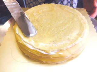 14、榴莲千层,榴莲肉取出手动捣碎，根据个人喜好均匀抹在千层皮上