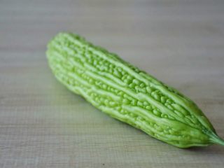 1、凉拌苦瓜,苦瓜一根,可以选择小一点的,我这根太大了,后来就做了半根,已经够一顿饭吃得了。