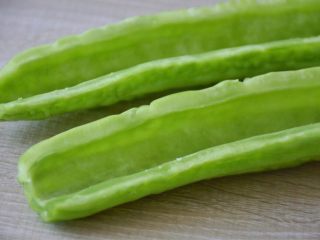 3、凉拌苦瓜,洗干净,切薄片。