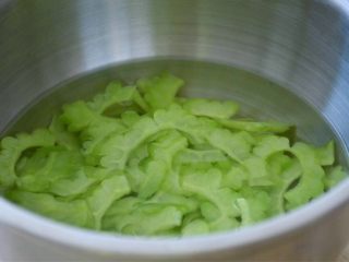 6、凉拌苦瓜,煮好的苦瓜,立刻捞出,放进凉水中浸泡,可以苦瓜的颜色保持翠绿,口感也脆爽。