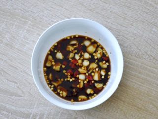 7、凉拌苦瓜,蒜末、干辣椒,生抽,醋,拌匀做凉拌调味汁,我还加了一点自制的草莓醋,没有的可以省略,或者放一点点糖。