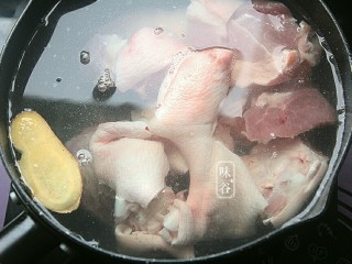 3、番茄黄豆猪蹄汤,猪蹄斩块洗干净后冷水下锅，放入姜片，煮开1分钟。