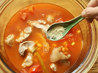 15、番茄黄豆猪蹄汤,放入胡椒粉。