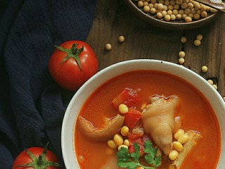 19、番茄黄豆猪蹄汤,光看就美美哒……