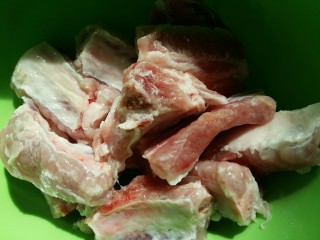 1、可以让你吮指的糖醋排骨,排骨洗净。可以在水中浸泡20分钟去除血。