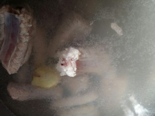 2、可以让你吮指的糖醋排骨,排骨开水下锅放入1片姜，焯3分钟，去除血沫，也可以去腥。