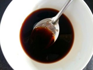 3、可以让你吮指的糖醋排骨,调一个酱汁:1勺料酒，2勺酱油，3勺糖，4勺醋。（因为炒糖色放了1颗冰糖，所以这里的白糖可以放2勺。如果不炒糖色也可以的。）