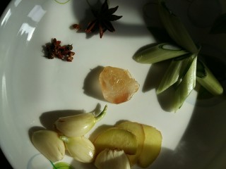 4、可以让你吮指的糖醋排骨,准备葱姜蒜，花椒，八角，黄冰糖。（用量可以根据排骨的量适量增加或减少。）