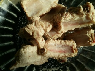 5、可以让你吮指的糖醋排骨,排骨焯好捞出来控水。