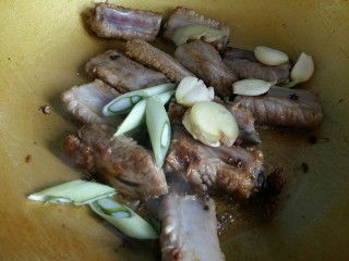 8、可以让你吮指的糖醋排骨,倒入所有的调味料，小火翻炒使香料的香味炒出来。