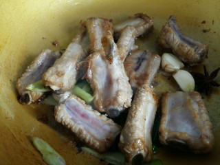 9、可以让你吮指的糖醋排骨,香味出来了可以开中火了。