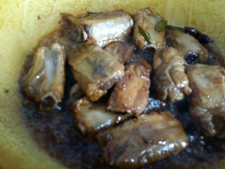 11、可以让你吮指的糖醋排骨,翻炒2分钟上色。