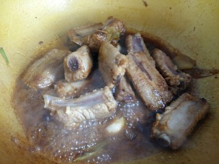 10、可以让你吮指的糖醋排骨,倒入调好的酱汁。