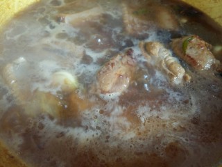 12、可以让你吮指的糖醋排骨,倒入没过排骨的开水，一定是开水哦。大火烧开，转中小火炖50分钟。