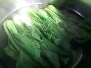 13、可以让你吮指的糖醋排骨,小油菜开水下锅焯熟。