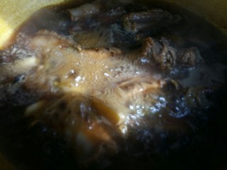 14、可以让你吮指的糖醋排骨,大火烧开后放入盐。转中小火盖上盖子炖50分钟。