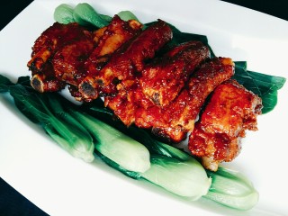 16、可以让你吮指的糖醋排骨,收汁的时候不断翻炒，汁收干净了锅底剩下的都是油了，在油里翻炒半分钟，口感更好，肉更香。