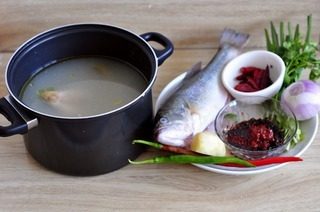 1、香辣鲈鱼火锅,汤底主料