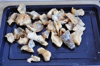 5、香辣鲈鱼火锅,热油炸微黄后，捞出再一次放入油锅炸金黄（一定要是金黄酥脆的）