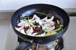 7、香辣鲈鱼火锅,锅里放油，比炒菜稍微多一点，小火炸香花椒，八角，干辣椒（用之前泡一下水，这样味道慢慢出来比较不容易焦）。 出红油后，放入姜，洋葱，香菜根